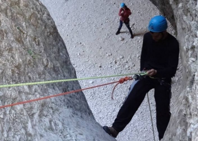 Bajando por la pared